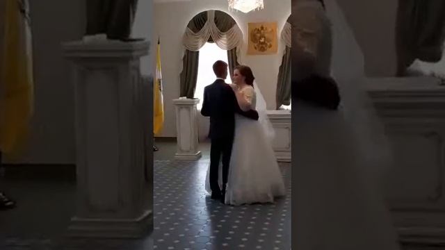Первый танец молодоженов.