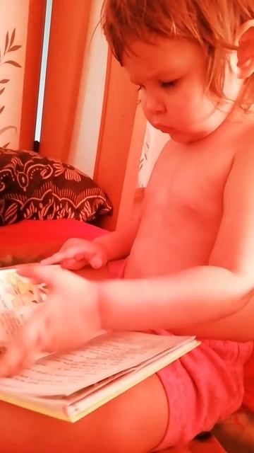 Доченька Дариночка изучает книжку) смотреть онлайн