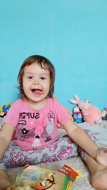 Дариночка лопает кукурузные палочки от Бабушки)) смотреть онлайн