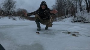 Зимняя рыбалка на таёжной речке! Нарвался на окуня...