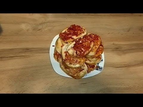 Горячие бутерброды на сковороде с колбасой, сыром и помидором смотреть онлайн