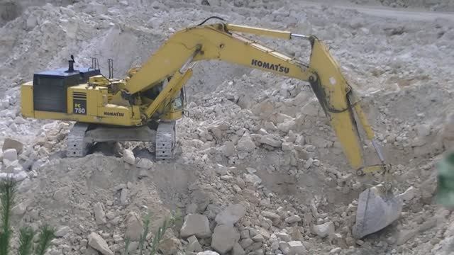 Экскаватор Komatsu PC750-7 грузит самосвал Volvo A40E смотреть онлайн