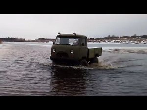 УАЗ 3303 на больших колесах и водная преграда.
