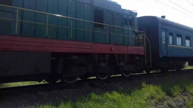 Привітний помічник машиніста тепловоза ЧМЕ3-4571 з пасажирським поїздом смотреть онлайн