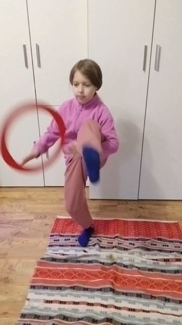Учить ребенка жонглировать можно с раннего возраста, нужно только найти реквизит и желание учиться