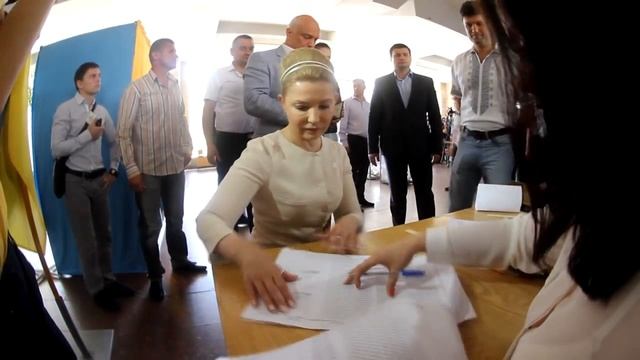 Юлия Тимошенко проголосовала в компании мужа и дочки смотреть онлайн