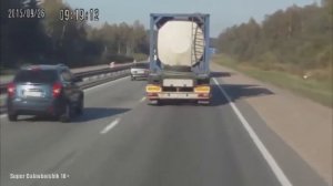 ДЕБИЛЫ НА ДОРОГАХ 4 СУМАСШЕДШИЕ ДАЛЬНОБОЙЩИКИ Epic Fail Compilation 2016