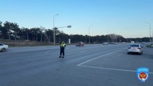 В Севастополе местный житель поблагодарил автоинспекторов за оказанную помощь на дороге