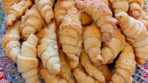 200гр.масла, 250гр.сметаны и целая гора вкусняшек у Вас на столе. Сахарные подковки.