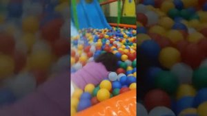 Малыши и шарики,игровая комната,дети играют.Комарик.