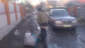 бомж несет бутылки а штаны упали