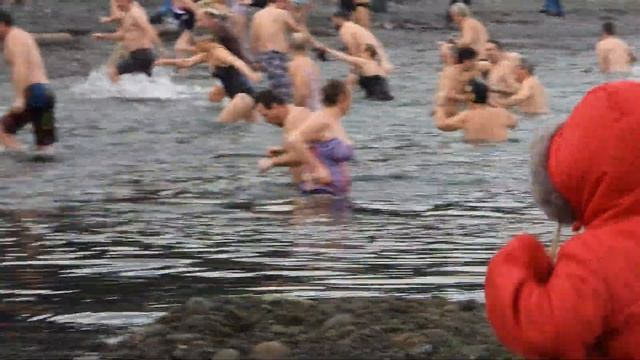 january 1 2019 12:00 - Hornby Island Polar Bear Swim смотреть онлайн