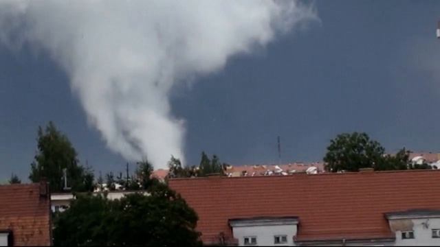 Amateur footage: Powerful tornado pounds Polish town смотреть онлайн