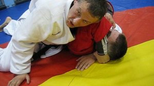 2015 год. Вариант болевого приема на защиту соперника от удушения руками.