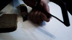 Как насадить хлеб на крючок.