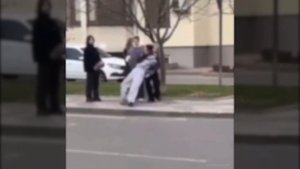 Пьяные школьники чуть не попали под «газель» на проспекте Знаменского.