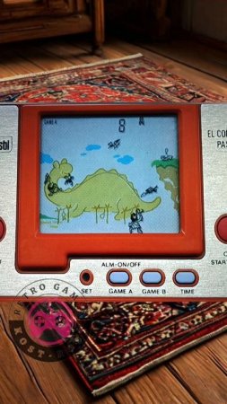 Профессионал играет в электронику Game & Watch от Nintendo.