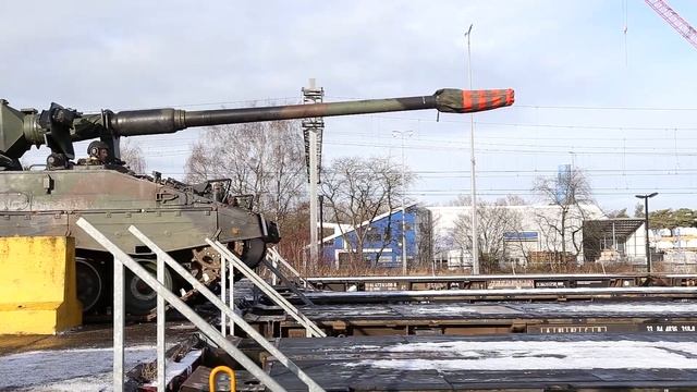 Militaire trein beladen in 't Harde voor Bison Drawsko смотреть онлайн