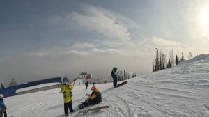 Горные лыжи по лесу под канаткой Запад. Шерегеш. Горная Шория