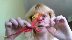 Динозавр велоцираптор - динозавр из пластилина, слепленный ребенком.