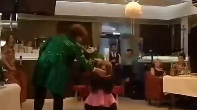 Медведь танцует для гостей - 8(985)920-36-97 смотреть онлайн