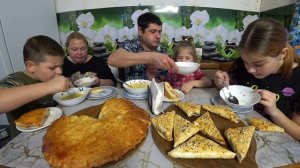 мукбанг. суп из новых тарелок, вкусный пирог с колбасой и сыром и самса из лаваша