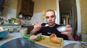 МУКБАНГ ДРУГАЯ ВЕРСИЯ - БОРЩ С МЯСОМ / БУТЕРБРОДЫ С КОЛБАСОЙ / ШОКОЛАД / EATING MUKBANG ASMR АСМР
