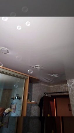 слив воды с натяжного потолка в СПб