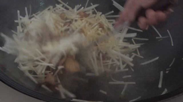 去地干完活回來，做了一桌子好吃的，重點還有肉，土豆絲炒肉好吃！ 【泥土大黑】