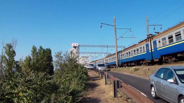 Электричка ЕР9Т следует к мосту через лиман смотреть онлайн