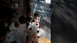 Новогодние игрушки, свечи и хлопушки...