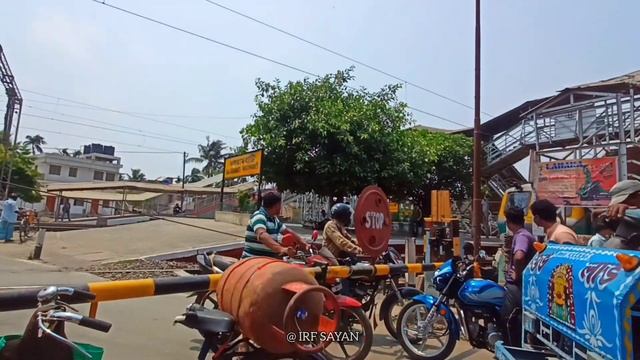 Unique Color Sea Green EMU Train Moving Out Busy Railgate : People Stuck Inside Level Crossing смотреть онлайн