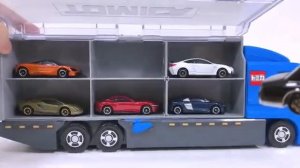 Маленькие машинки хранятся в передвижном транспорте