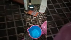 Акула ест и пьет всякую гадость.  акула перчатка