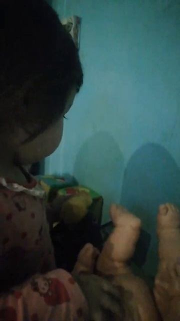 Доченька Дариночка пытается напоить маленького пупса)) смотреть онлайн