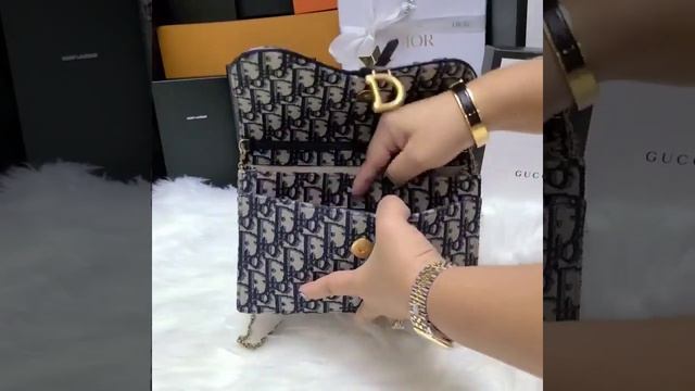 What Fits In My Dior Saddle Pouch Clutch Bag? смотреть онлайн
