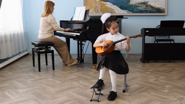Искакова Анеля, 7 лет, А. Филиппенко "Цыплятки"