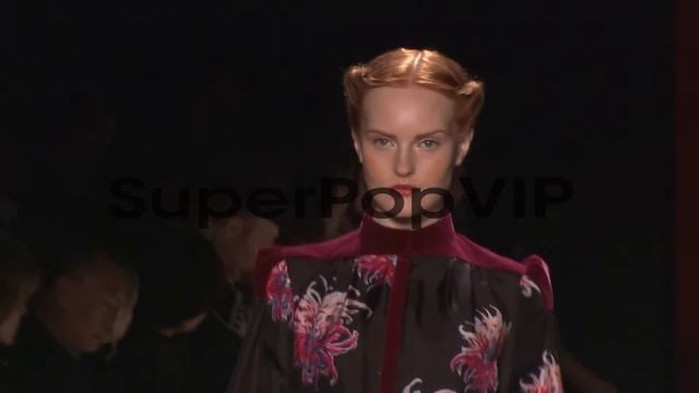 EVENT CAPSULE CHYRON - Carolina Herrera - Fall 2013 Merce... смотреть онлайн