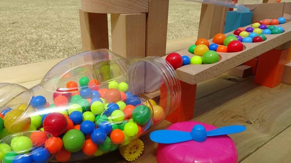 Скатываем разные шарики разноцветные в машинки и игры, изучаем цвета вместе играем, для детей.