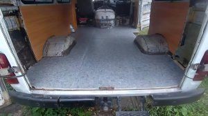 Буханка живи! Линолеум в салоне.