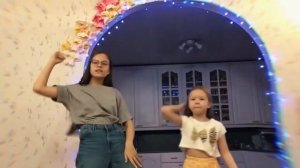 Танцую с сестрой под песню Cheap Thrills -Sia