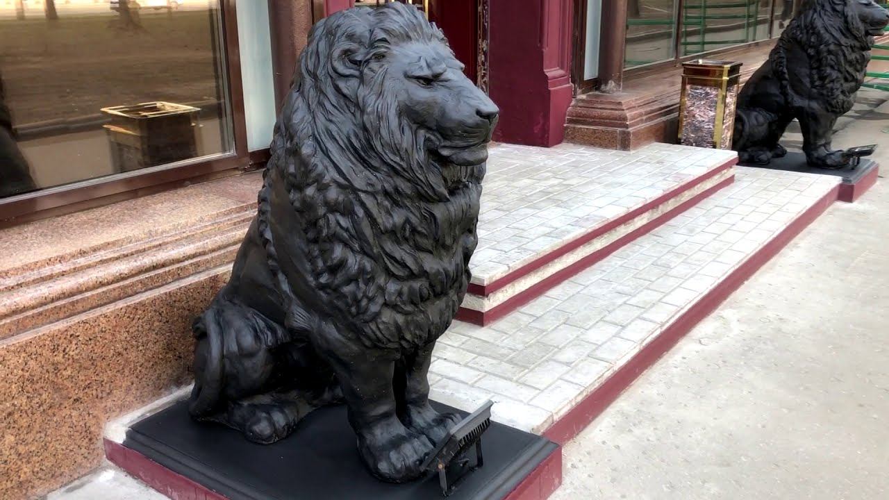Скульптуры львов у ресторана Бархат. Москва // КОРОЛЕВСКАЯ АРХИТЕКТУРА