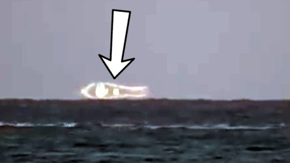 Инопланетяне вторглись на побережье Флориды! Пассажир самолета в Англии поймал два НЛО смотреть онлайн