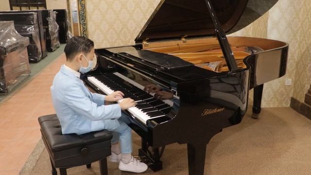 Rimsky-Korsakov the flight of the bumblebee play by Brandon Cho. смотреть онлайн