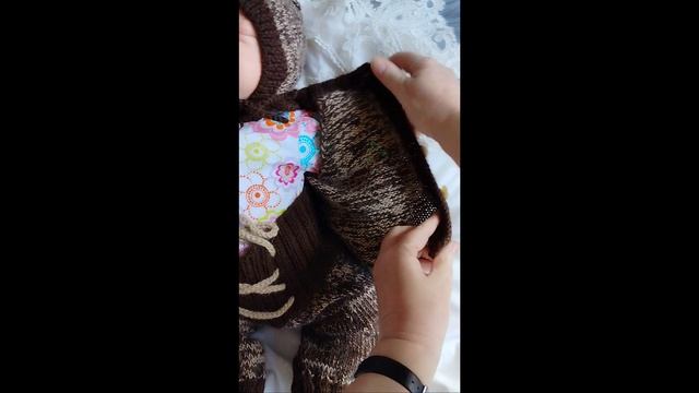 видео комплекта вязаной одежды для новорожденного
