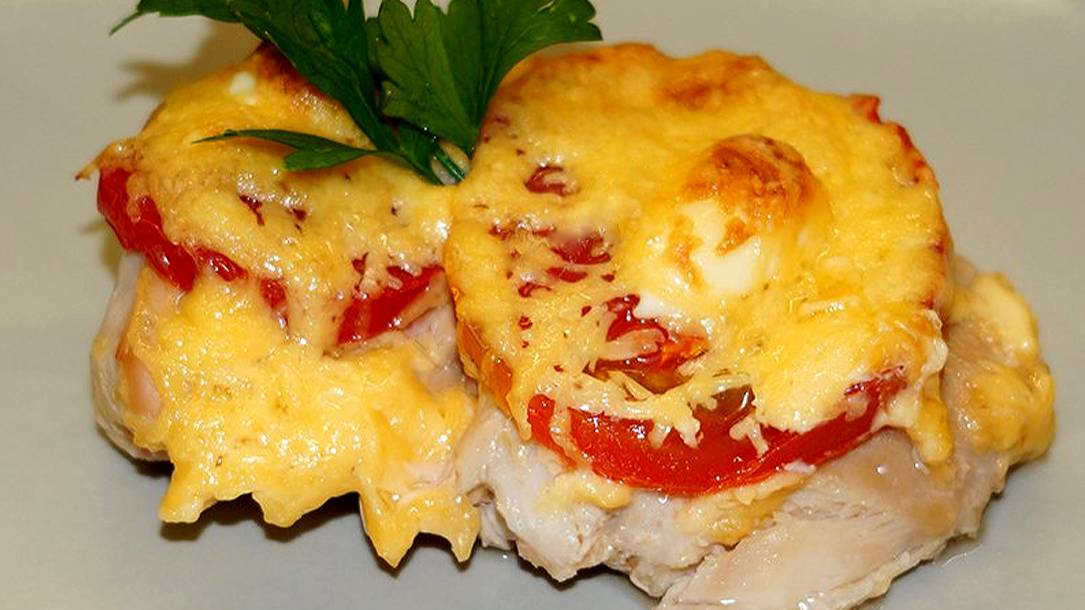 Готовим стейк зубатки с помидорами под сырной шапкой смотреть онлайн