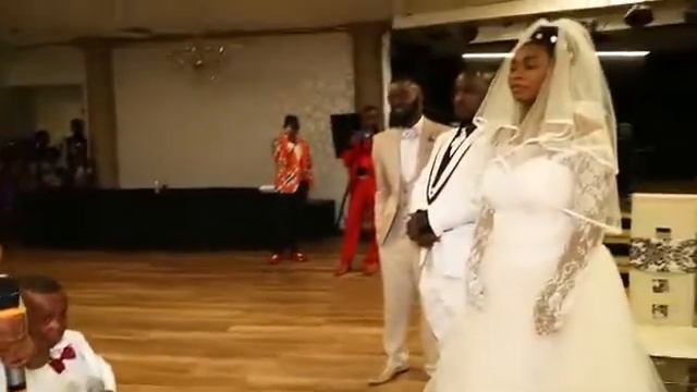 these adorable flower girls performs you raise me up for mum and dad смотреть онлайн