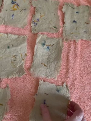 ЭКОРУКИ
Крафтовая бумага с цветами из бумажного пакета