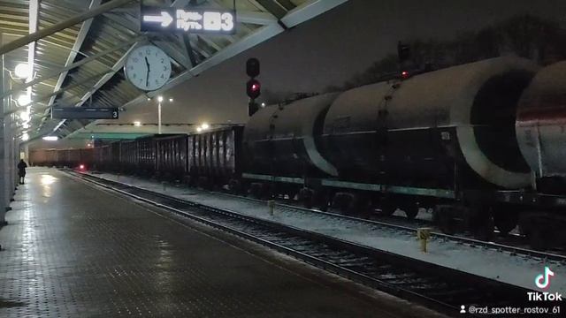 Маневровый тепловоз с грузовыми вагонами проезжает станцию Витебск (Снял 2 января в 23:31) смотреть онлайн