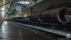 Маневровый тепловоз с грузовыми вагонами проезжает станцию Витебск (Снял 2 января в 23:31)